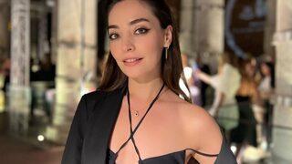 Baba dizisinin Şahika'sı Zeynep Tuğçe Bayat dekolteli poz verdi! Doğal güzelliğiyle beğeni topladı