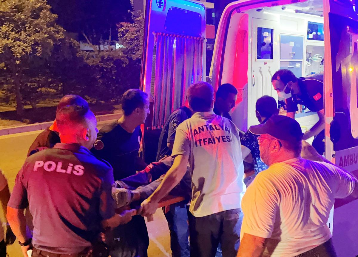 Antalya'da asans&ouml;r boşluğuna d&uuml;şen 2 iş&ccedil;i yaralandı