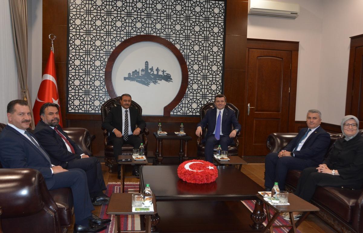 Dışişleri Bakan Yardımcısı Yavuz Selim Kıran, Balıkesir'de gen&ccedil;lerle buluştu: