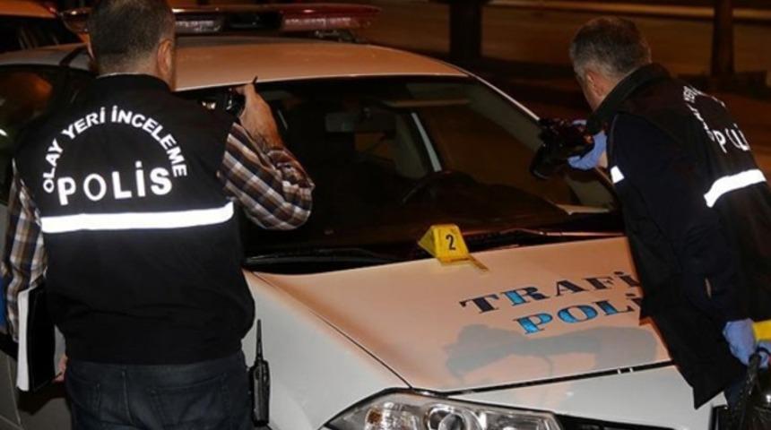 Bisikletini alan polislerin aracını yakmak istedi