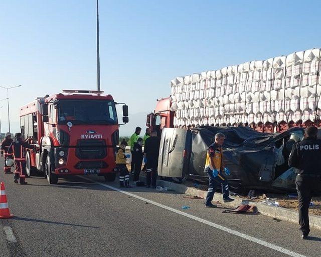 Malatya'da hafif ticari araç ile kamyonun çarpıştığı kazada 2 kişi öldü