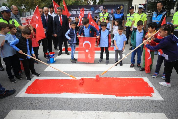 Öğrenciler yaya geçitlerini "Hayata saygı duruşu" sloganıyla kırmızıya boyadı G2