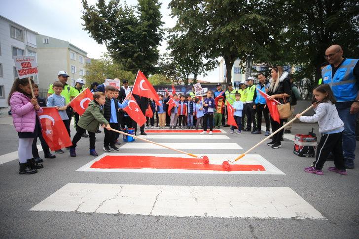 Öğrenciler yaya geçitlerini "Hayata saygı duruşu" sloganıyla kırmızıya boyadı G3