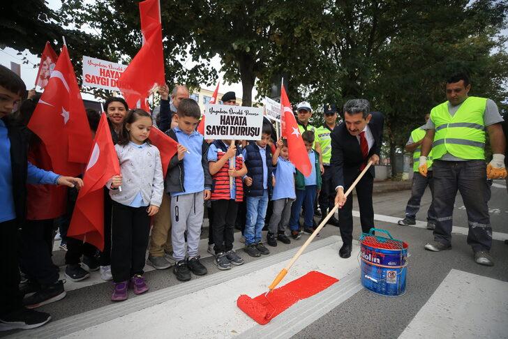 Öğrenciler yaya geçitlerini "Hayata saygı duruşu" sloganıyla kırmızıya boyadı G4