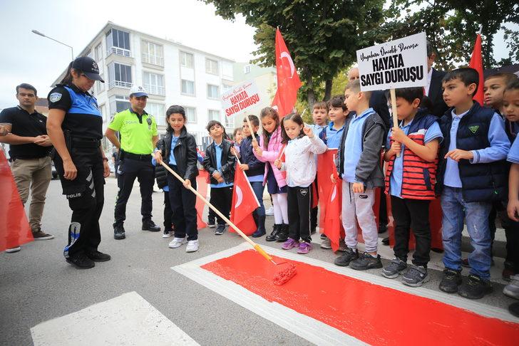 Öğrenciler yaya geçitlerini "Hayata saygı duruşu" sloganıyla kırmızıya boyadı G5