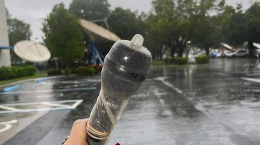 Mikrofonu kasırgadan korumak i&ccedil;in prezervatif kullanan TV muhabiri  g&uuml;ndem oldu!