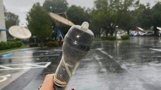 Mikrofonu kasırgadan korumak için prezervatif kullanan TV muhabiri  gündem oldu!