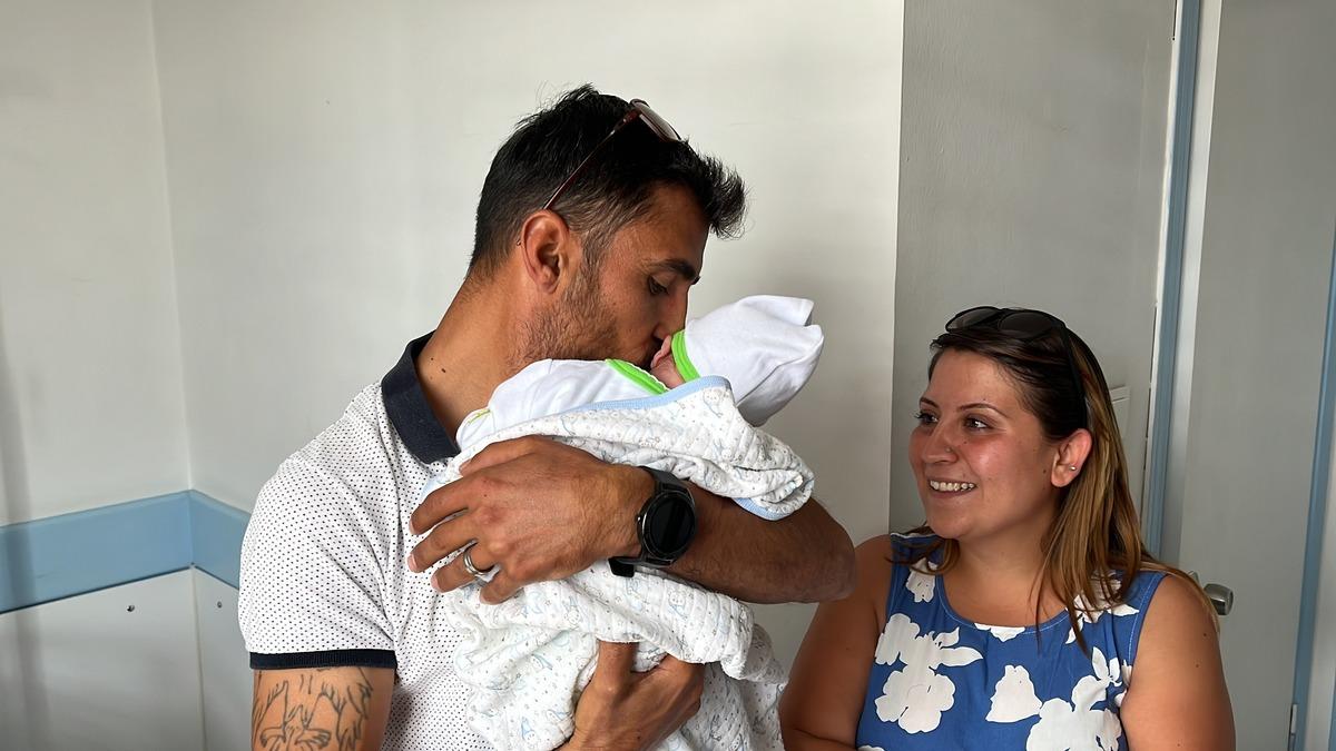 Isparta'da 830 gram doğan bebeklerini 91 g&uuml;n sonra kucaklarına aldılar