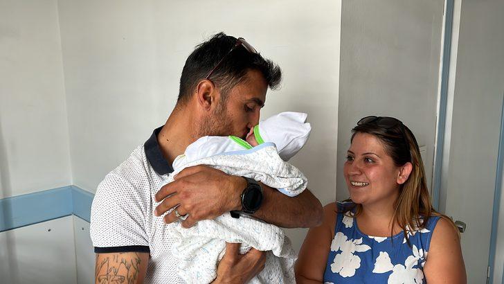 Isparta'da 830 gram doğan bebeklerini 91 gün sonra kucaklarına aldılar G1