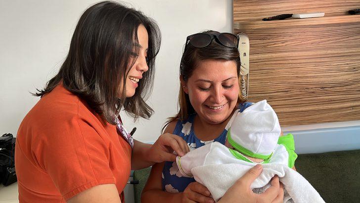 Isparta'da 830 gram doğan bebeklerini 91 gün sonra kucaklarına aldılar G3