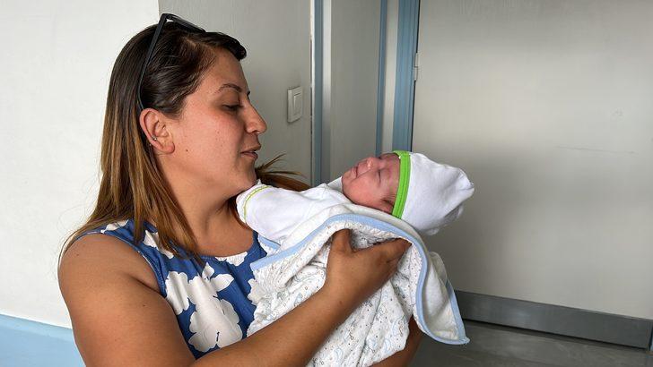 Isparta'da 830 gram doğan bebeklerini 91 gün sonra kucaklarına aldılar G4