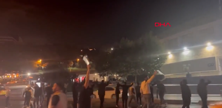 Son dakika: Satırlar, kasap bıçakları, yumruklar ve tekmeler! Beşiktaş - Fenerbahçe derbisinden önce meydan muharebesini aratmayacak kavga! G1