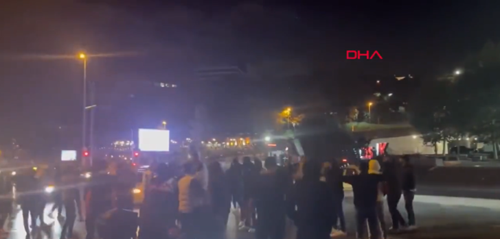 Son dakika: Satırlar, kasap bıçakları, yumruklar ve tekmeler! Beşiktaş - Fenerbahçe derbisinden önce meydan muharebesini aratmayacak kavga! G2