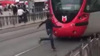Laleli'de tramvayda tehlikeli yolculuk! Küçük çocuk yürekleri ağza getirdi... O anlar kamerada