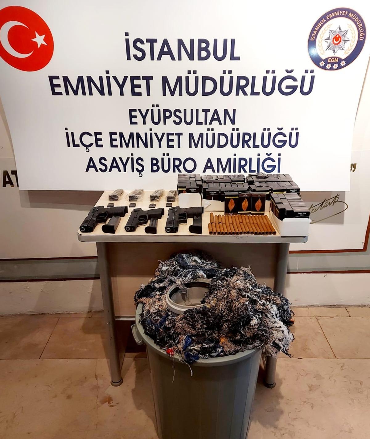 İstanbul'da bir markette 3 ruhsatsız tabanca bulundu