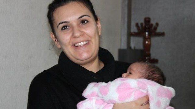 20 günlük bebeğiyle sınava girdi