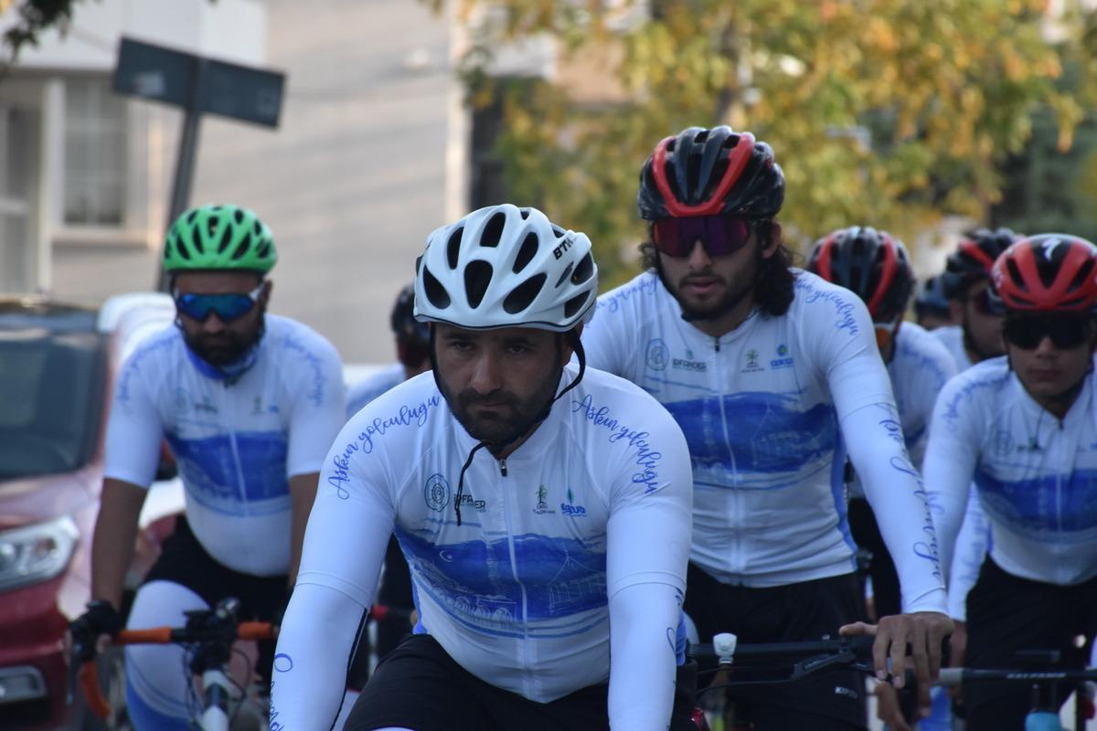 Sağlıklı &ccedil;evre i&ccedil;in İstanbul'dan Konya'ya yola &ccedil;ıkan bisiklet takımı Afyonkarahisar'da