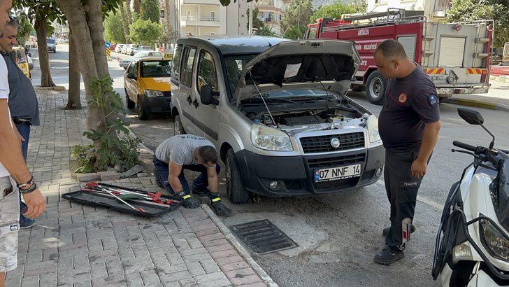 Alanya'da otomobilin motor kısmına sıkışan yavru kediyi itfaiye kurtardı G1