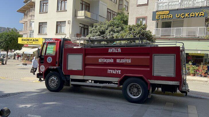 Alanya'da otomobilin motor kısmına sıkışan yavru kediyi itfaiye kurtardı G5