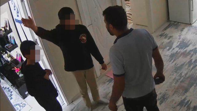 Bunun için eve kamera taktırdı, kapı deliğinden bakınca şok yaşadı: Bunların arkasında ailesi var