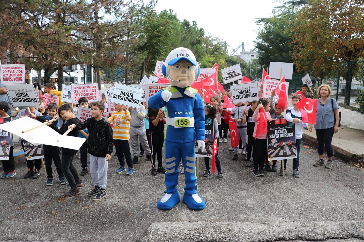 Karab&uuml;k'te &ouml;ğrenciler yaya ge&ccedil;itlerini "Hayata saygı duruşu" sloganıyla kırmızıya boyadı