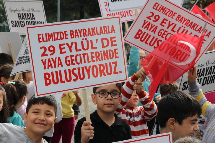 Karabük'te öğrenciler yaya geçitlerini "Hayata saygı duruşu" sloganıyla kırmızıya boyadı G2