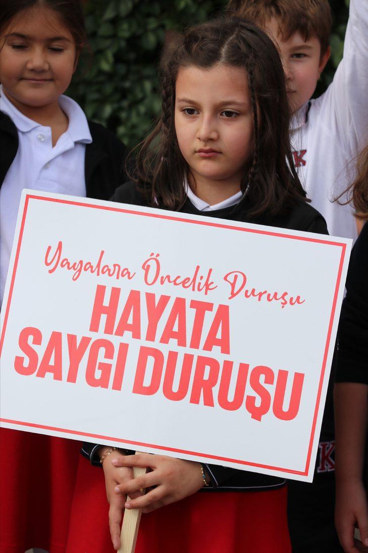 Karabük'te öğrenciler yaya geçitlerini "Hayata saygı duruşu" sloganıyla kırmızıya boyadı G3