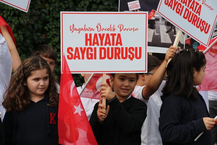 Karabük'te öğrenciler yaya geçitlerini "Hayata saygı duruşu" sloganıyla kırmızıya boyadı G4