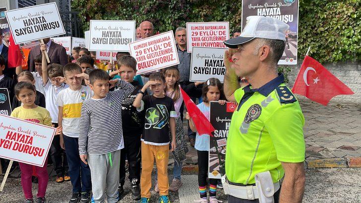 Karabük'te öğrenciler yaya geçitlerini "Hayata saygı duruşu" sloganıyla kırmızıya boyadı G5