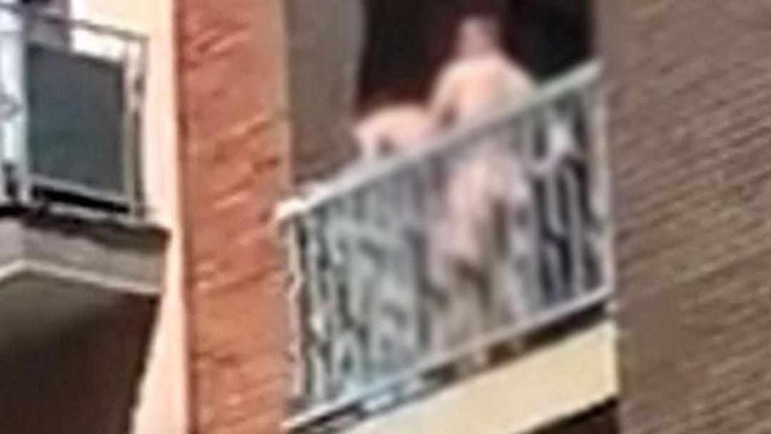 Balkonda seks skandalı... &Uuml;stelik g&uuml;peg&uuml;nd&uuml;z!