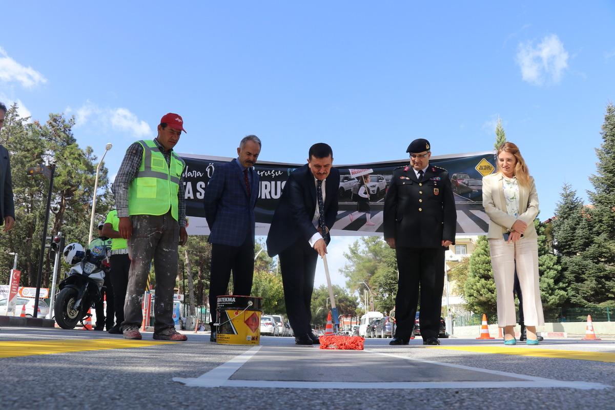 Burdur'da yaya ge&ccedil;itleri "Hayata saygı duruşu" sloganıyla kırmızıya boyandı
