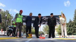 Burdur'da yaya geçitleri Hayata saygı duruşu sloganıyla kırmızıya boyandı