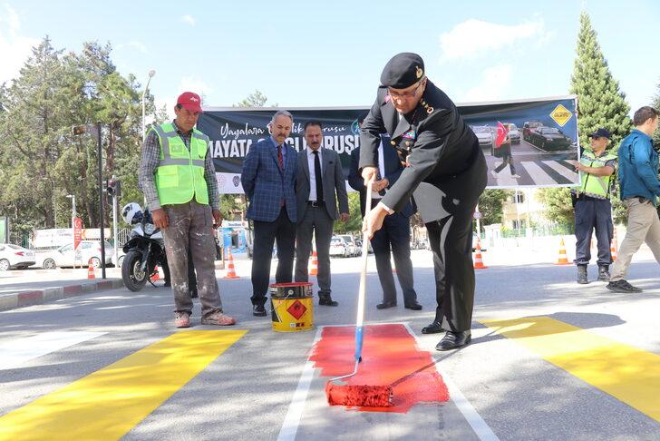 Burdur'da yaya geçitleri "Hayata saygı duruşu" sloganıyla kırmızıya boyandı G2