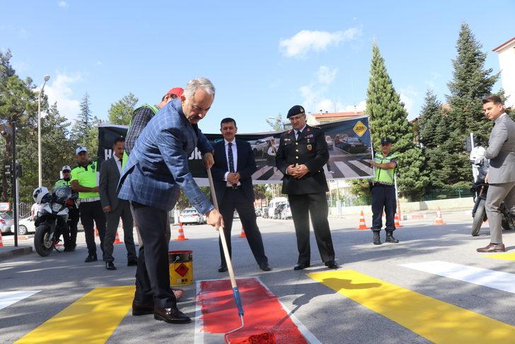 Burdur'da yaya geçitleri "Hayata saygı duruşu" sloganıyla kırmızıya boyandı G3