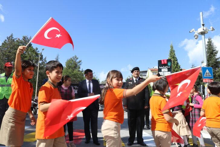 Burdur'da yaya geçitleri "Hayata saygı duruşu" sloganıyla kırmızıya boyandı G5