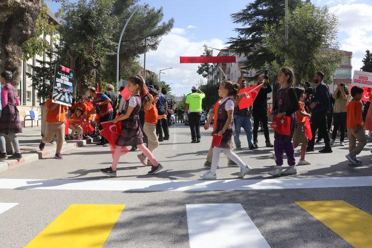 Burdur'da yaya geçitleri "Hayata saygı duruşu" sloganıyla kırmızıya boyandı G4