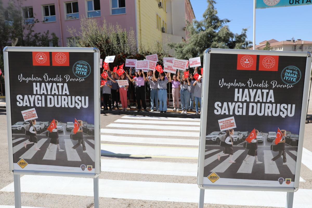 Elazığ, Mardin ve Siirt'te &ouml;ğrenciler yaya ge&ccedil;itlerini "Hayata saygı duruşu" sloganıyla kırmızıya boyadı