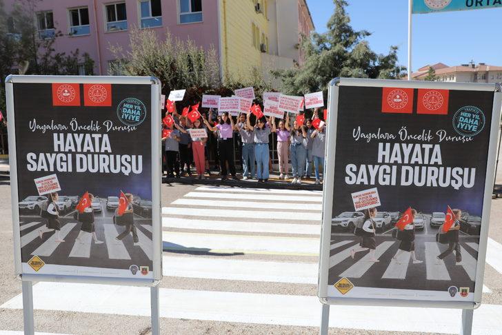 Elazığ, Mardin ve Siirt'te öğrenciler yaya geçitlerini "Hayata saygı duruşu" sloganıyla kırmızıya boyadı G1