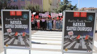Elazığ, Mardin ve Siirt'te öğrenciler yaya geçitlerini Hayata saygı duruşu sloganıyla kırmızıya boyadı