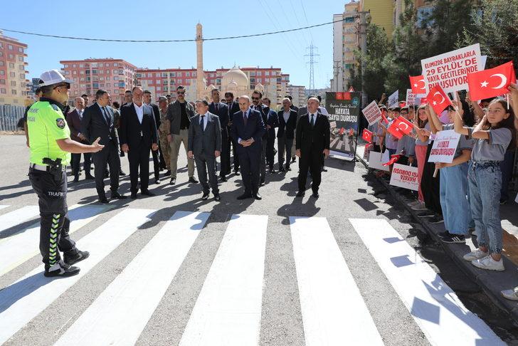Elazığ, Mardin ve Siirt'te öğrenciler yaya geçitlerini "Hayata saygı duruşu" sloganıyla kırmızıya boyadı G2