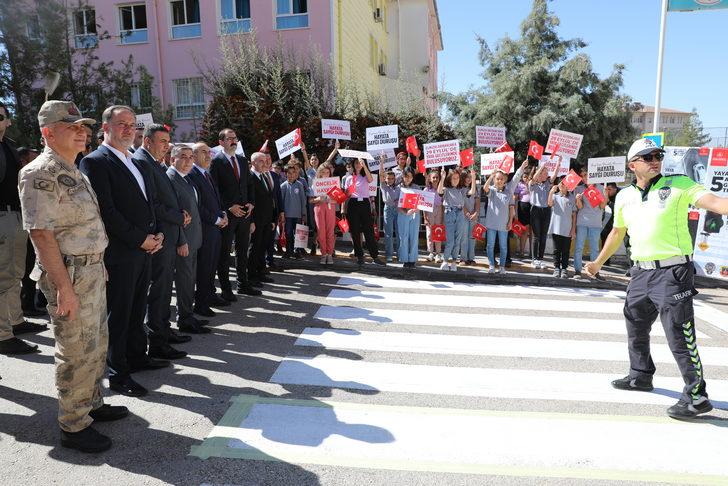 Elazığ, Mardin ve Siirt'te öğrenciler yaya geçitlerini "Hayata saygı duruşu" sloganıyla kırmızıya boyadı G3