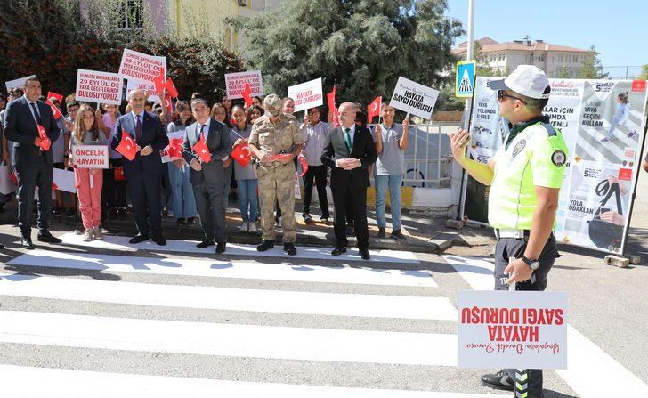 Elazığ, Mardin ve Siirt'te öğrenciler yaya geçitlerini "Hayata saygı duruşu" sloganıyla kırmızıya boyadı G4