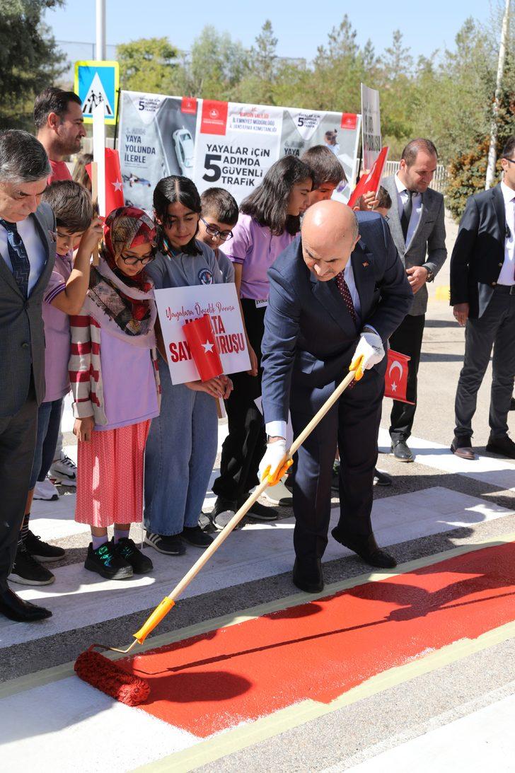 Elazığ, Mardin ve Siirt'te öğrenciler yaya geçitlerini "Hayata saygı duruşu" sloganıyla kırmızıya boyadı G5