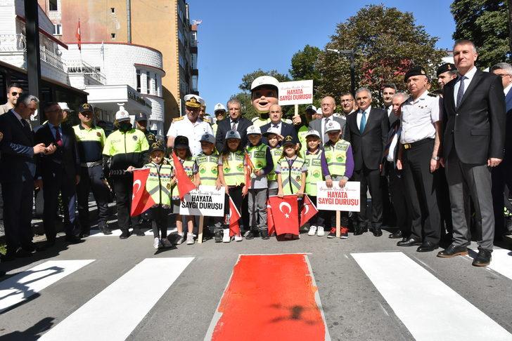Samsun, Tokat, Kastamonu, Sinop ve Çankırı'da yaya geçitleri kırmızıya boyandı G5