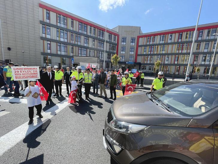 İç Anadolu'da öğrenciler yaya geçitlerini "Hayata saygı duruşu" sloganıyla kırmızıya boyadı G1