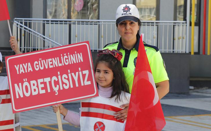 İç Anadolu'da öğrenciler yaya geçitlerini "Hayata saygı duruşu" sloganıyla kırmızıya boyadı G3