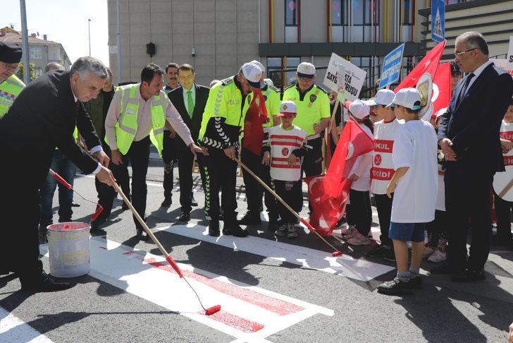 İç Anadolu'da öğrenciler yaya geçitlerini "Hayata saygı duruşu" sloganıyla kırmızıya boyadı G4