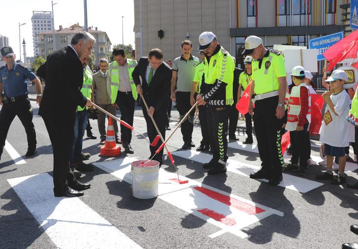 İç Anadolu'da öğrenciler yaya geçitlerini "Hayata saygı duruşu" sloganıyla kırmızıya boyadı G5