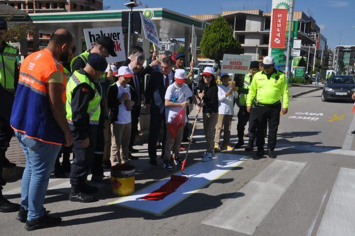 Bursa ve çevre illerde "Hayata saygı duruşu" için yaya geçitleri kırmızıya boyandı G2