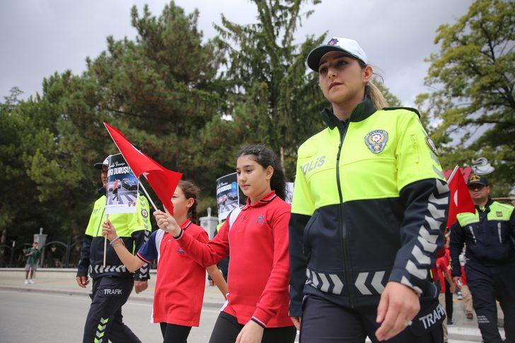 Bursa ve çevre illerde "Hayata saygı duruşu" için yaya geçitleri kırmızıya boyandı G3